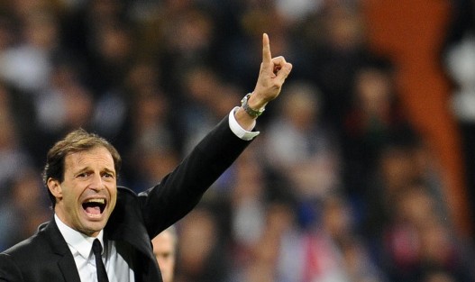  AC米兰主场溃败，球迷高呼教练下课  